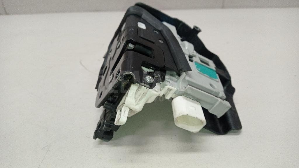 Замок двери передней левой