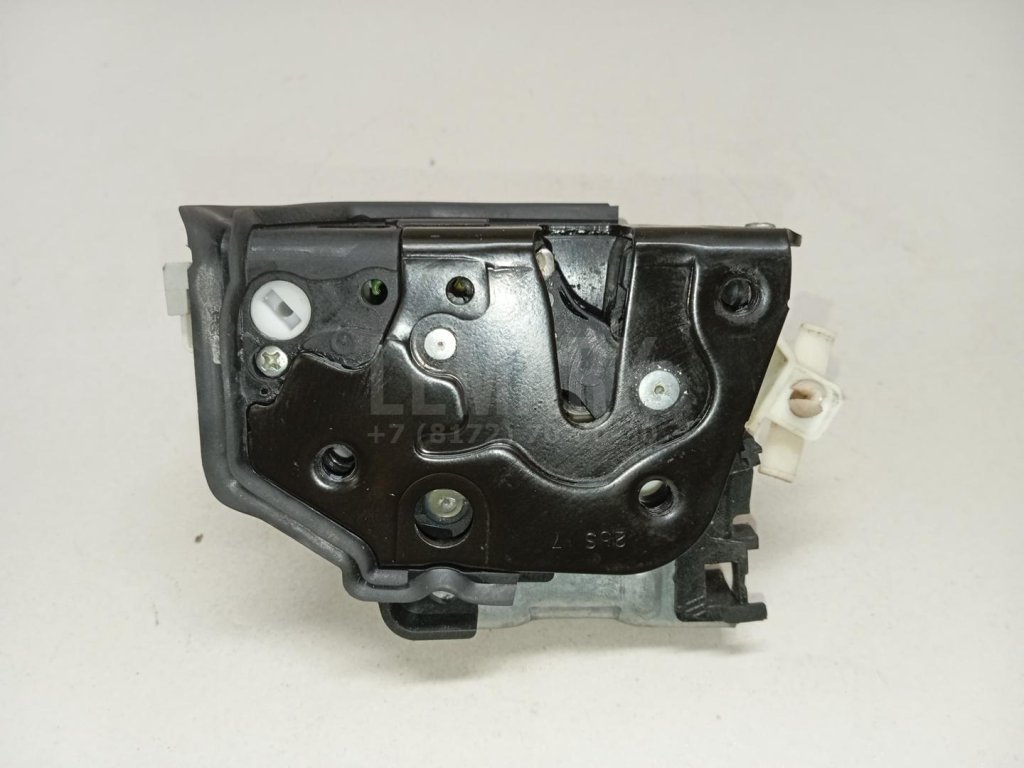 Замок двери передней левой