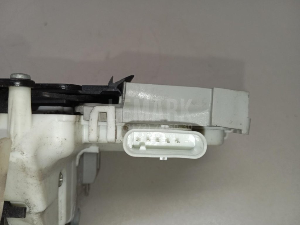 Замок двери передней левой