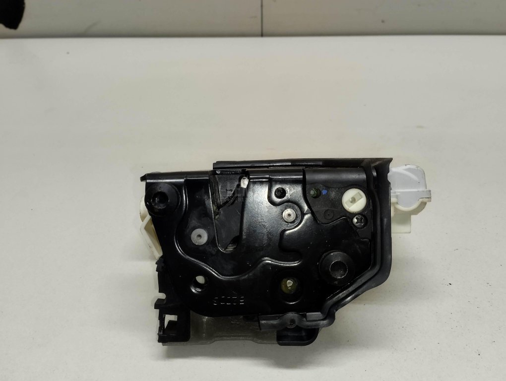 Замок двери задней правой