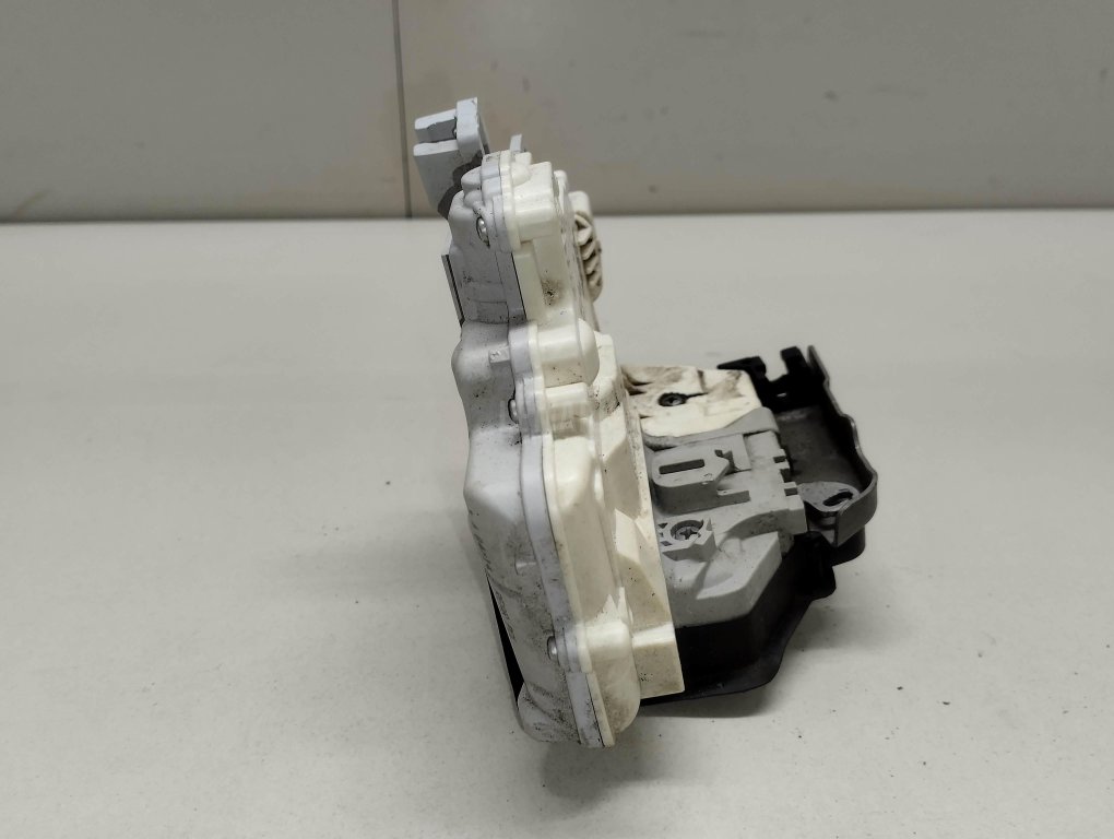 Замок двери задней правой