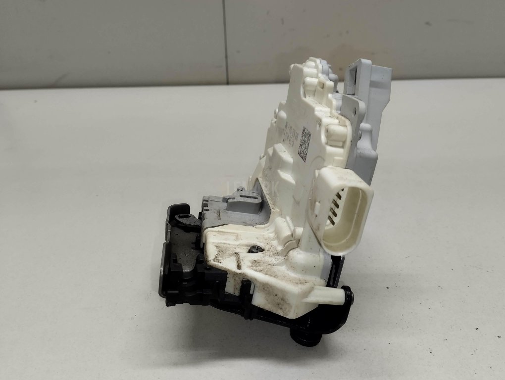 Замок двери задней правой