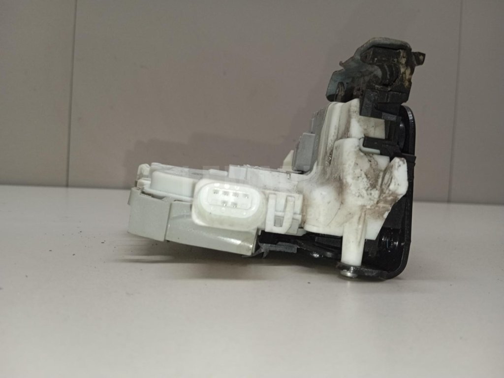 Замок двери передней левой