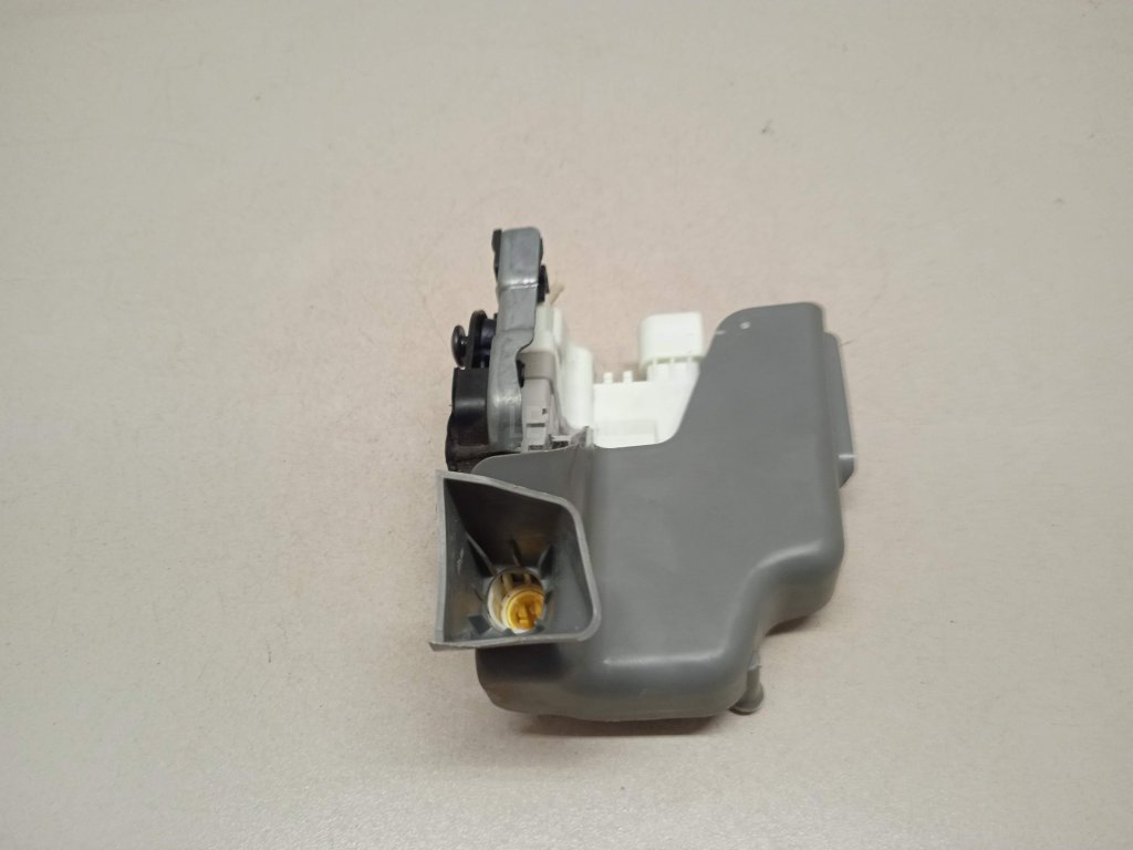 Замок двери передней левой