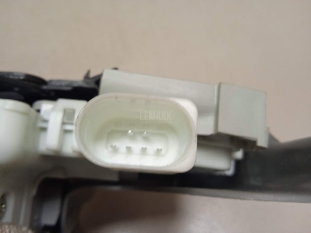 Замок двери передней левой