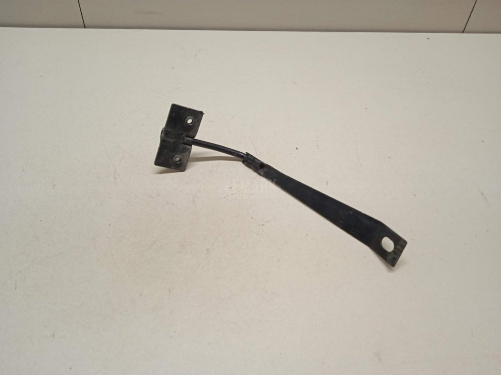 Крючок капота