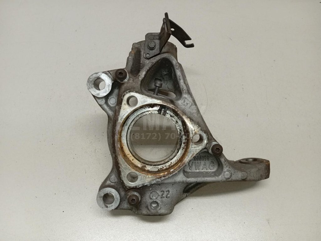 Кулак поворотный передний левый