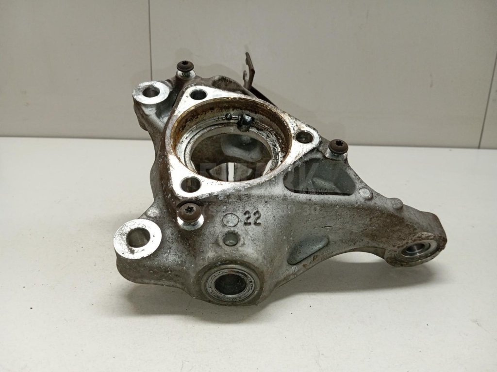 Кулак поворотный передний левый