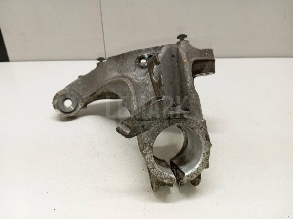 Кулак поворотный передний левый