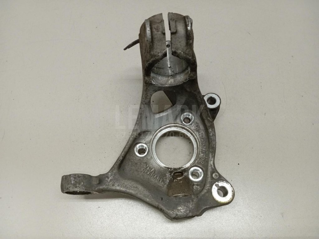 Кулак поворотный передний левый