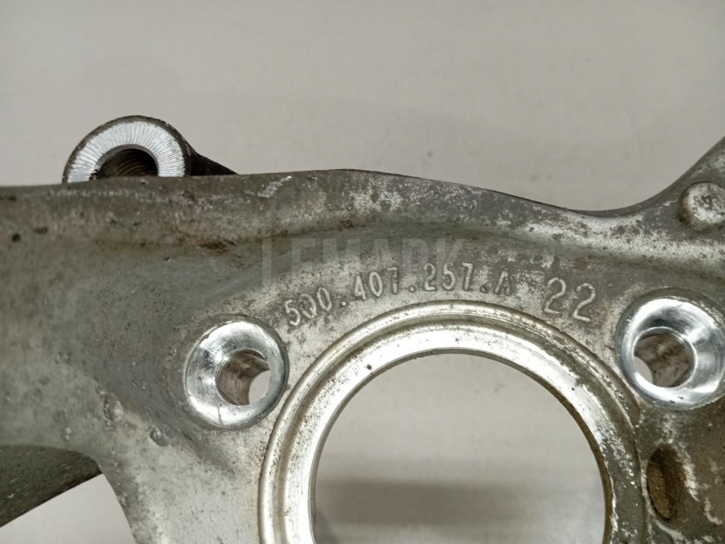 Кулак поворотный передний левый