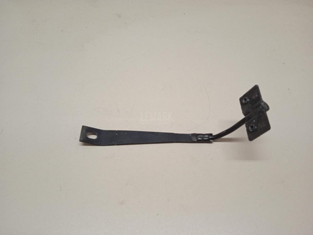 Крючок капота