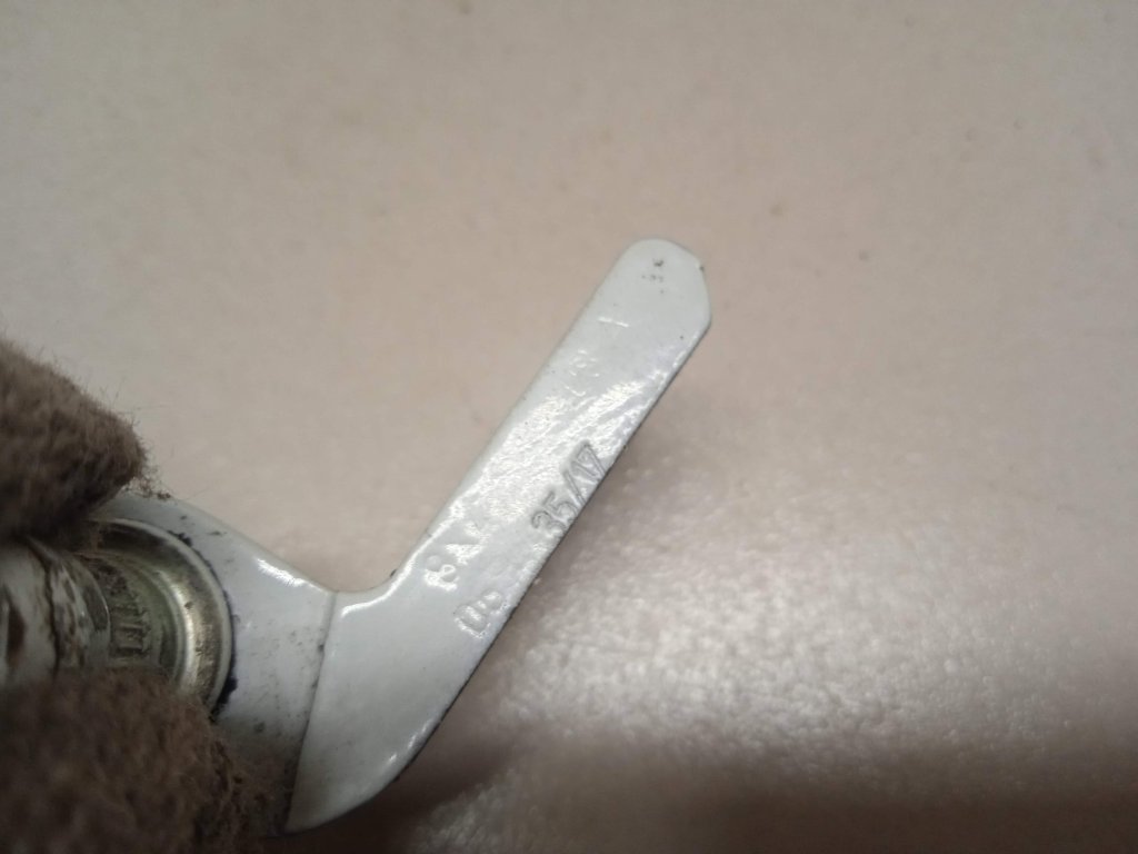 Петля двери