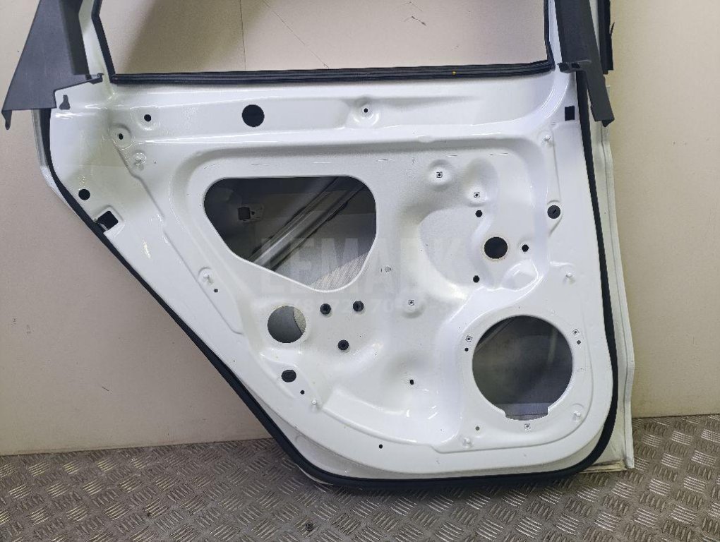 Дверь задняя левая