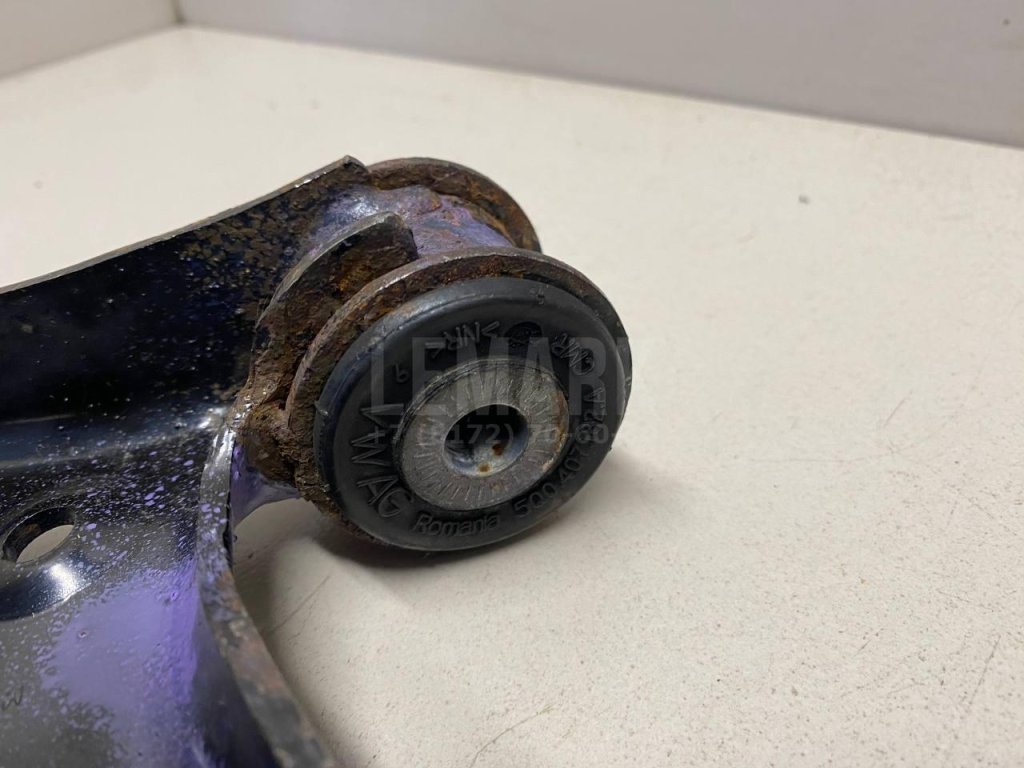 Рычаг передний правый