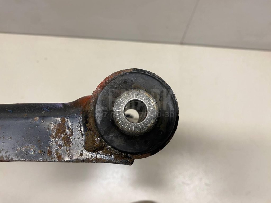 Рычаг передний правый