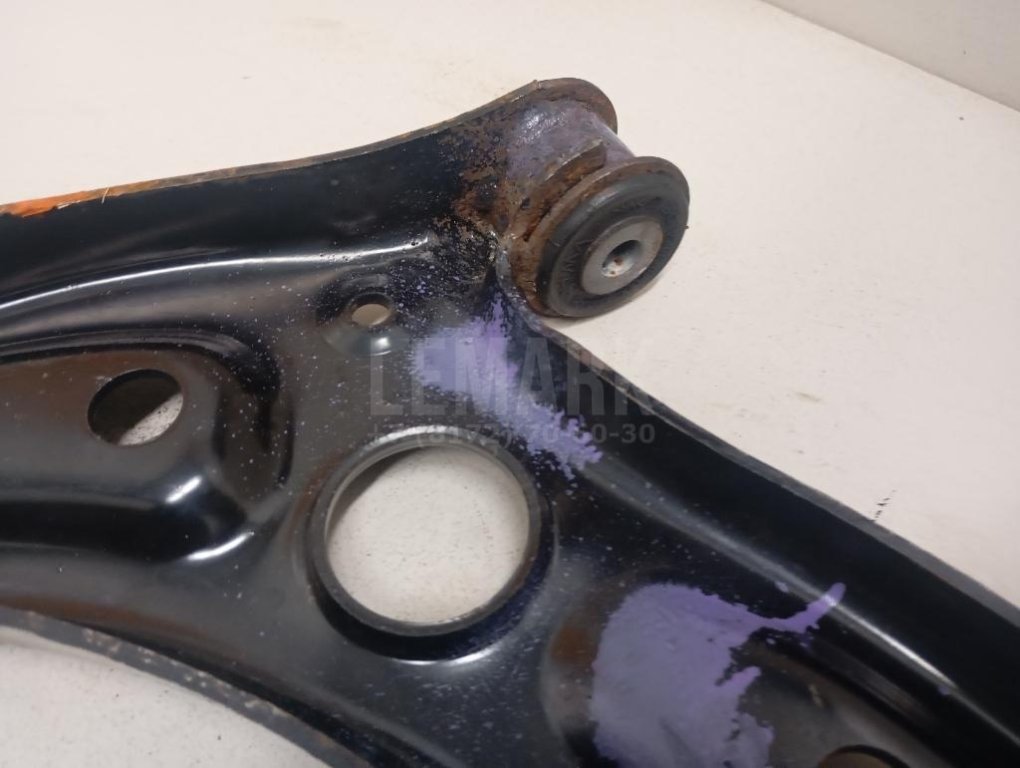 Рычаг передний правый