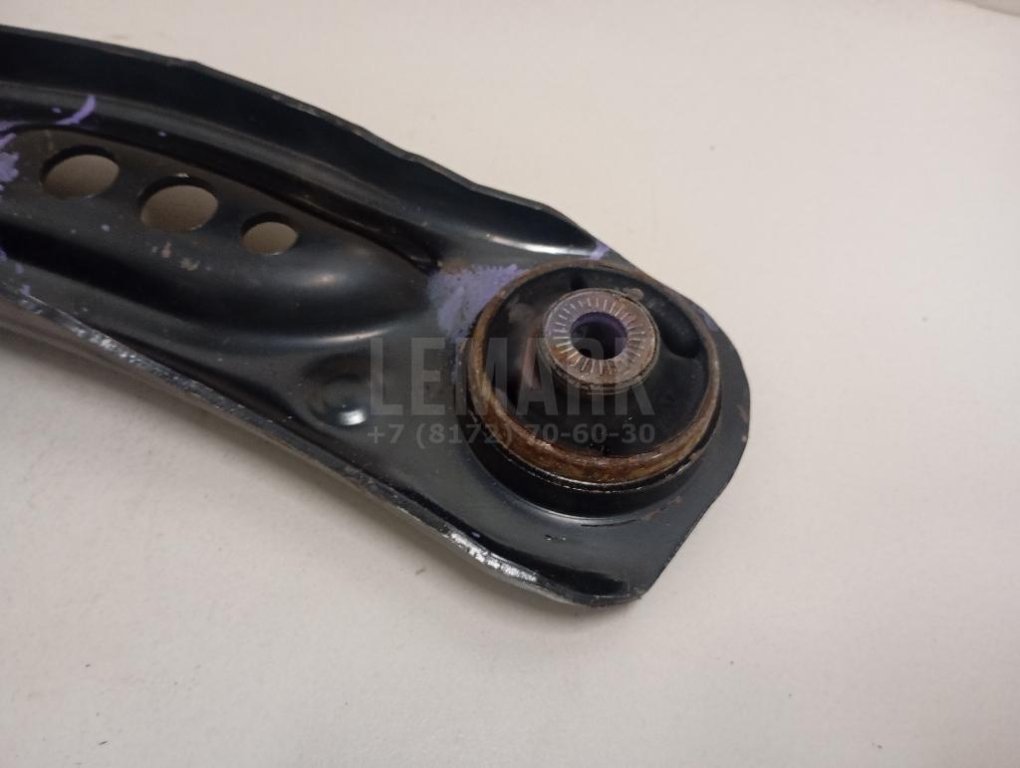 Рычаг передний правый