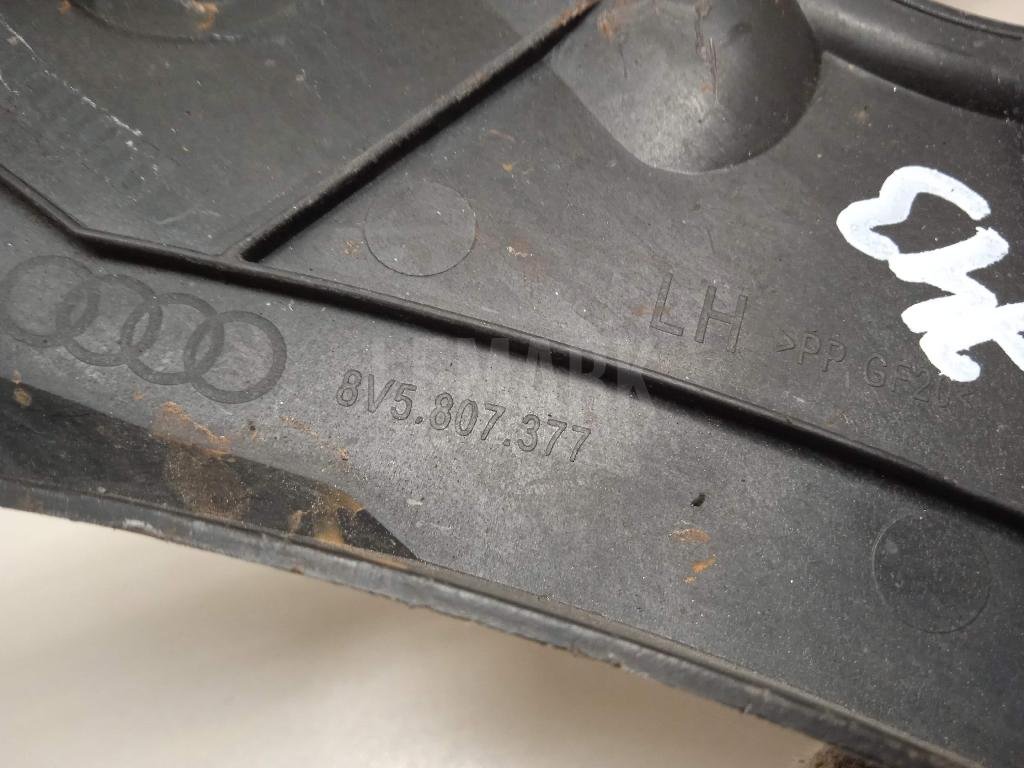 Направляющая заднего бампера левая