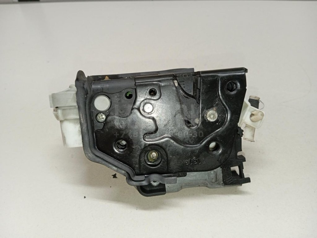 Замок двери передней левой