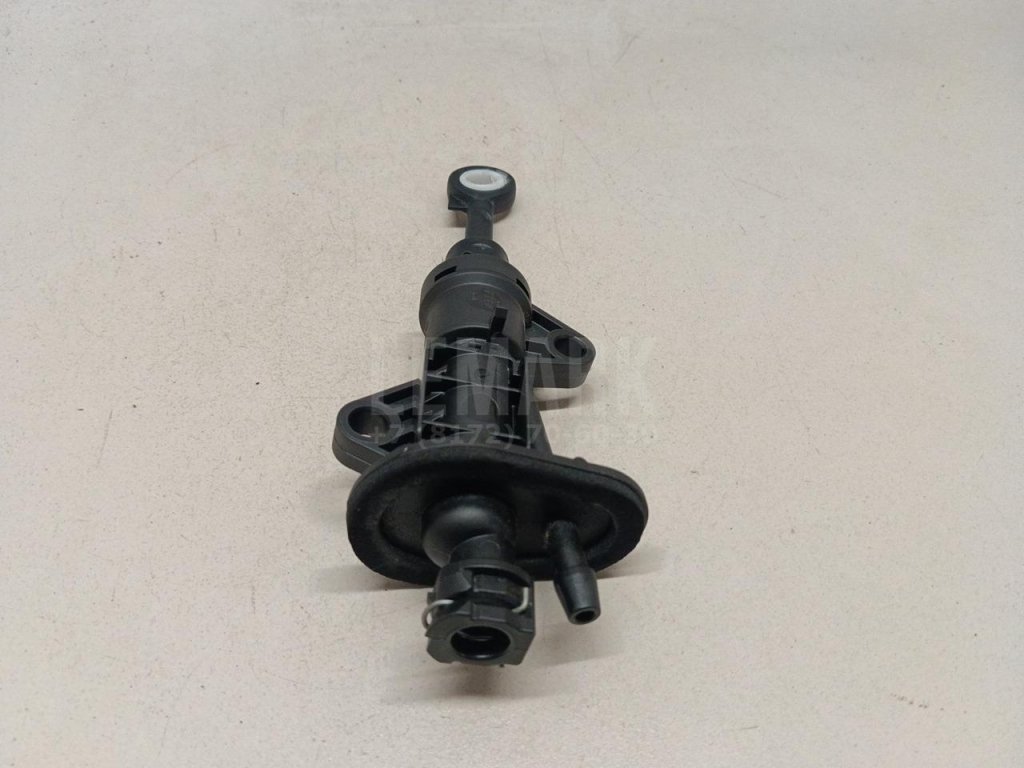 Цилиндр сцепления главный