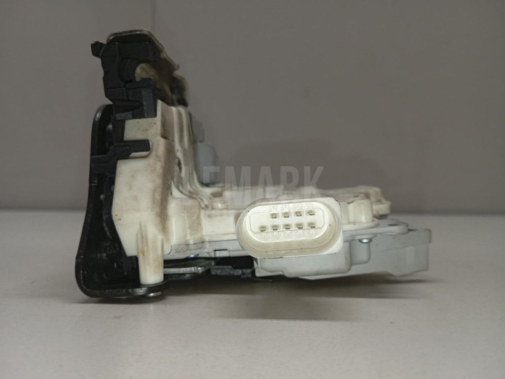 Замок двери задней правой