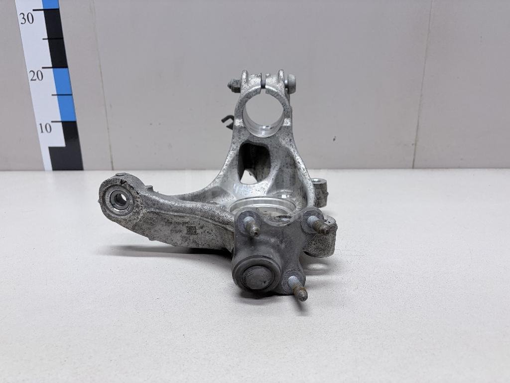 Кулак поворотный передний левый