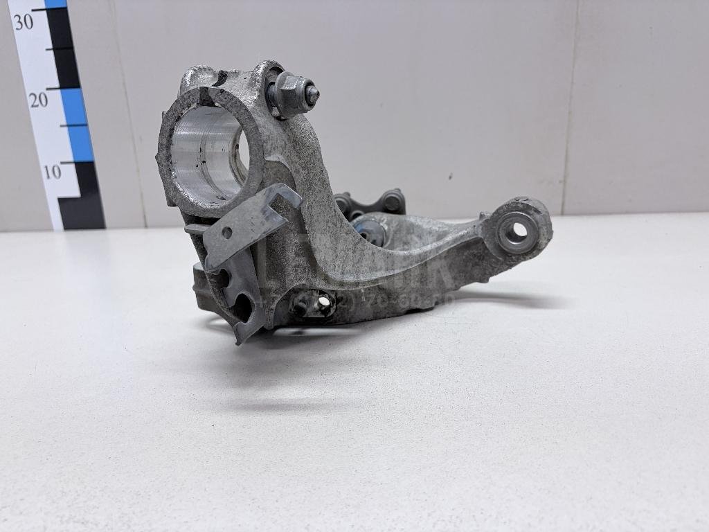 Кулак поворотный передний левый