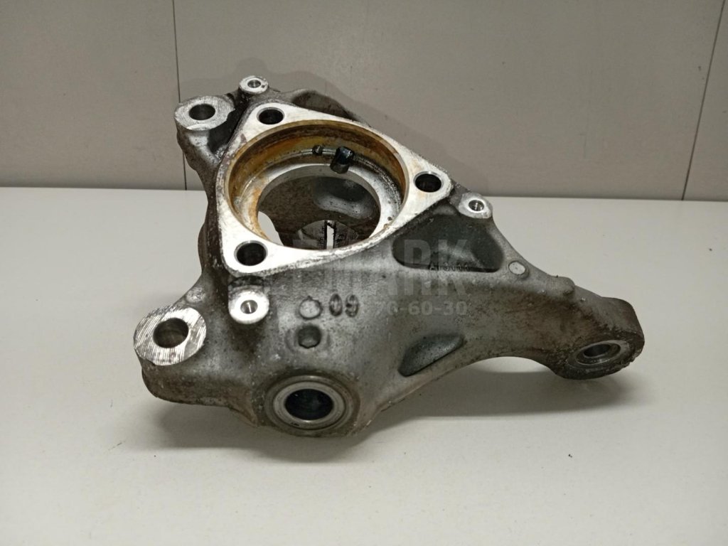 Кулак поворотный передний левый