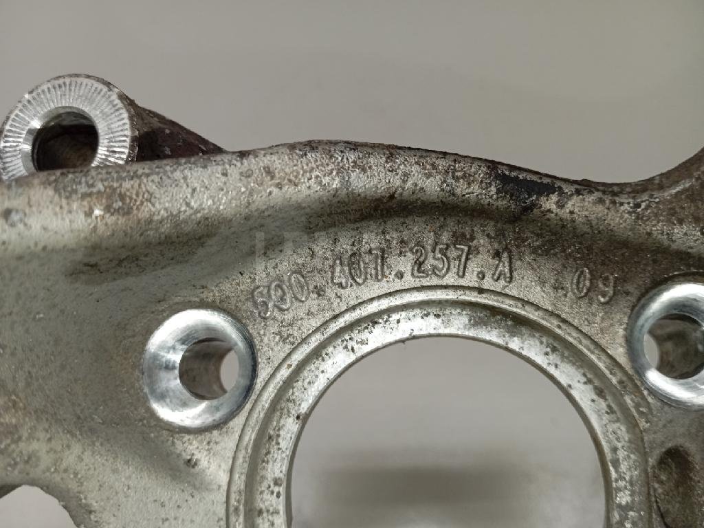 Кулак поворотный передний левый