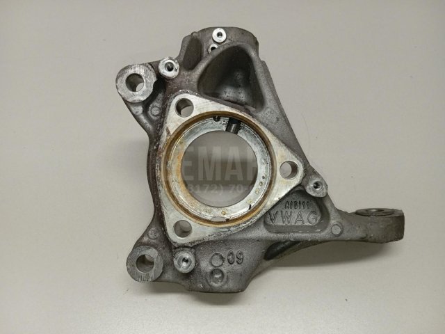 Кулак поворотный передний левый