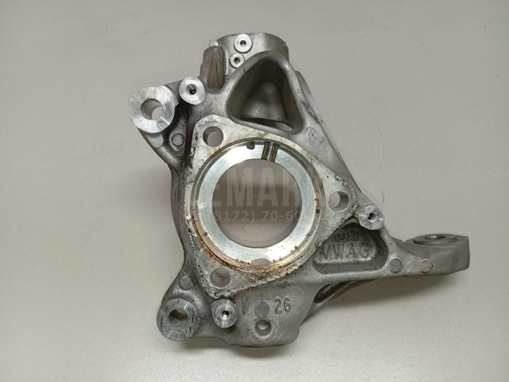 Кулак поворотный передний левый