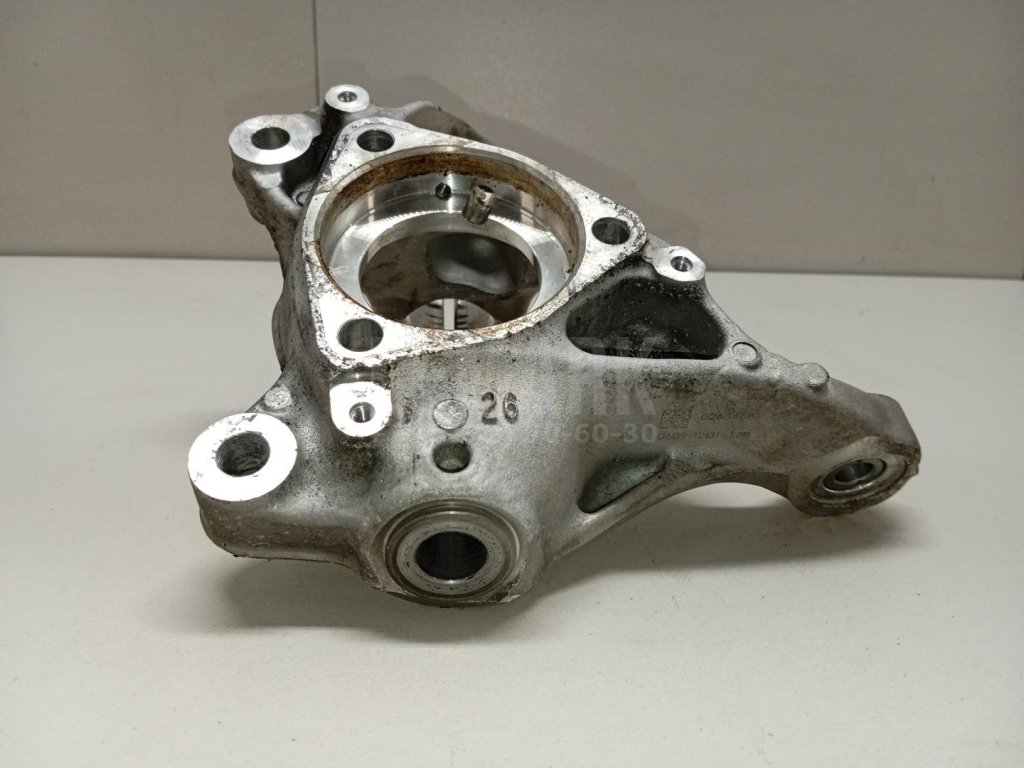 Кулак поворотный передний левый