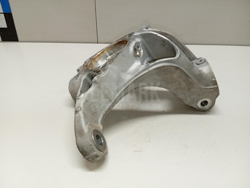 Кулак поворотный передний левый