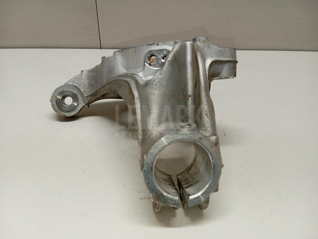 Кулак поворотный передний левый