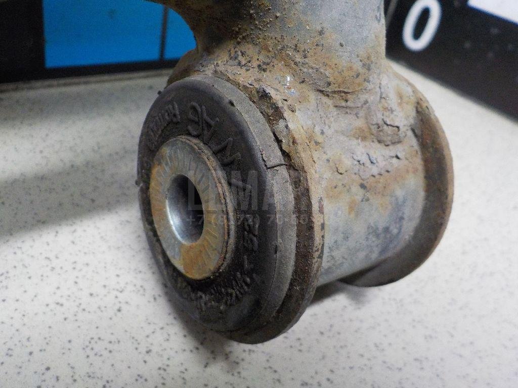 Рычаг передний левый