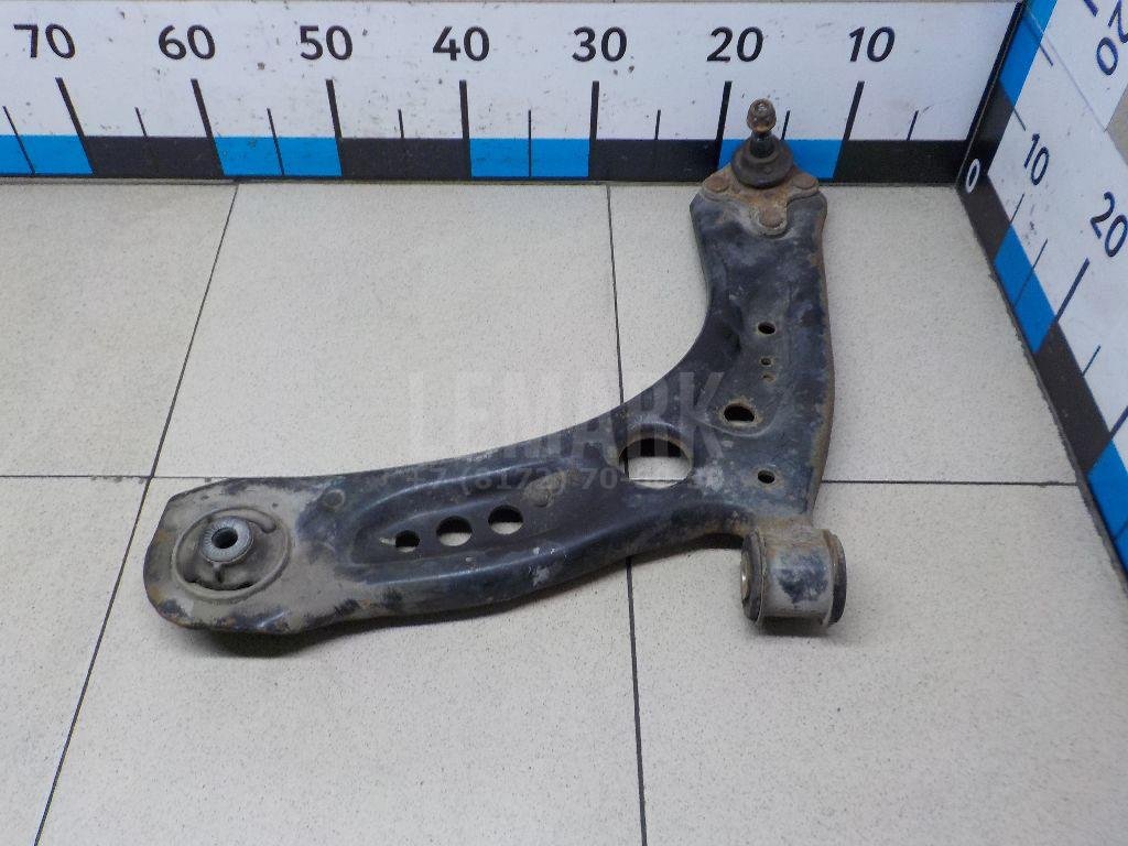 Рычаг передний левый