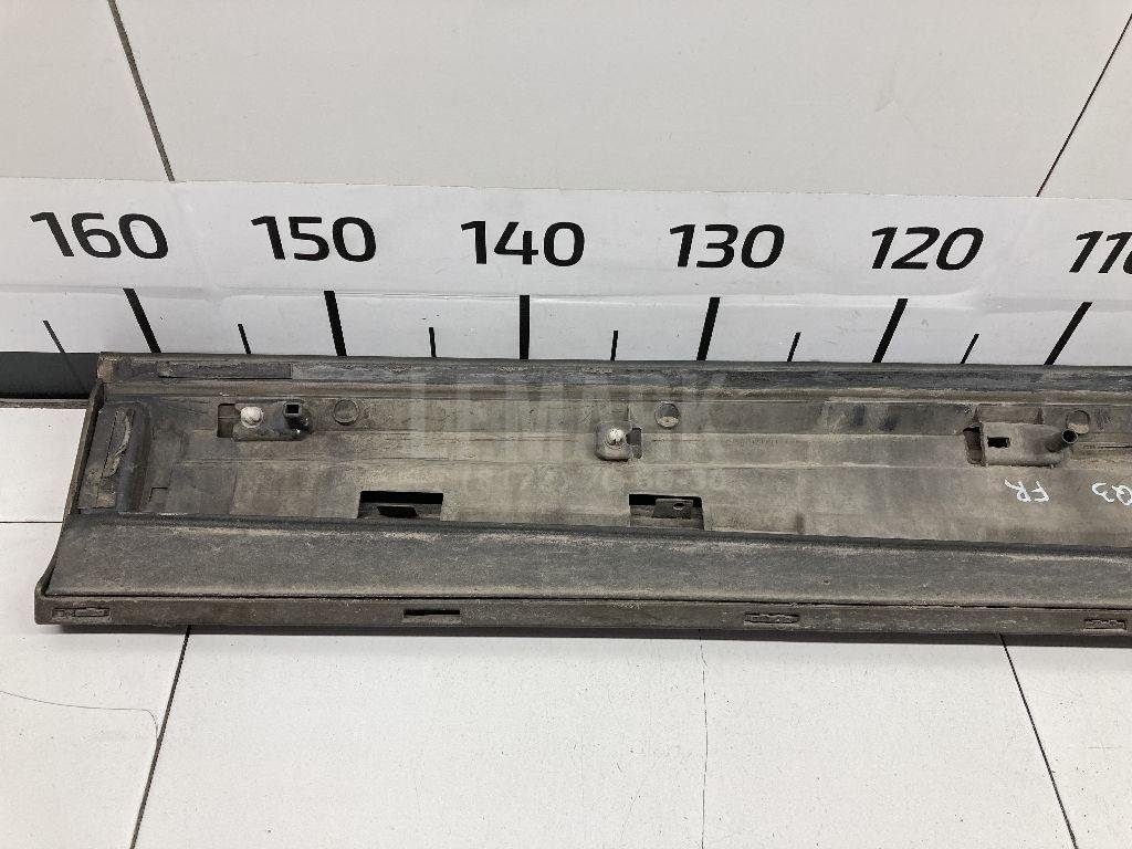 Накладка двери передней правой