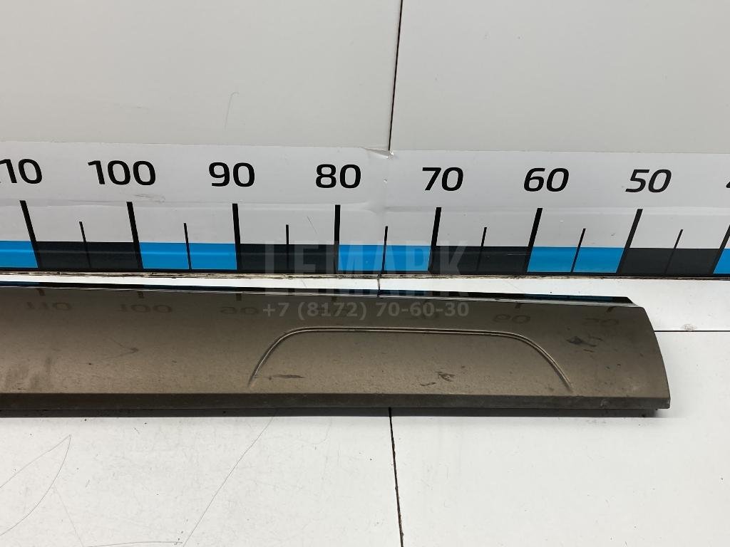 Накладка двери передней правой