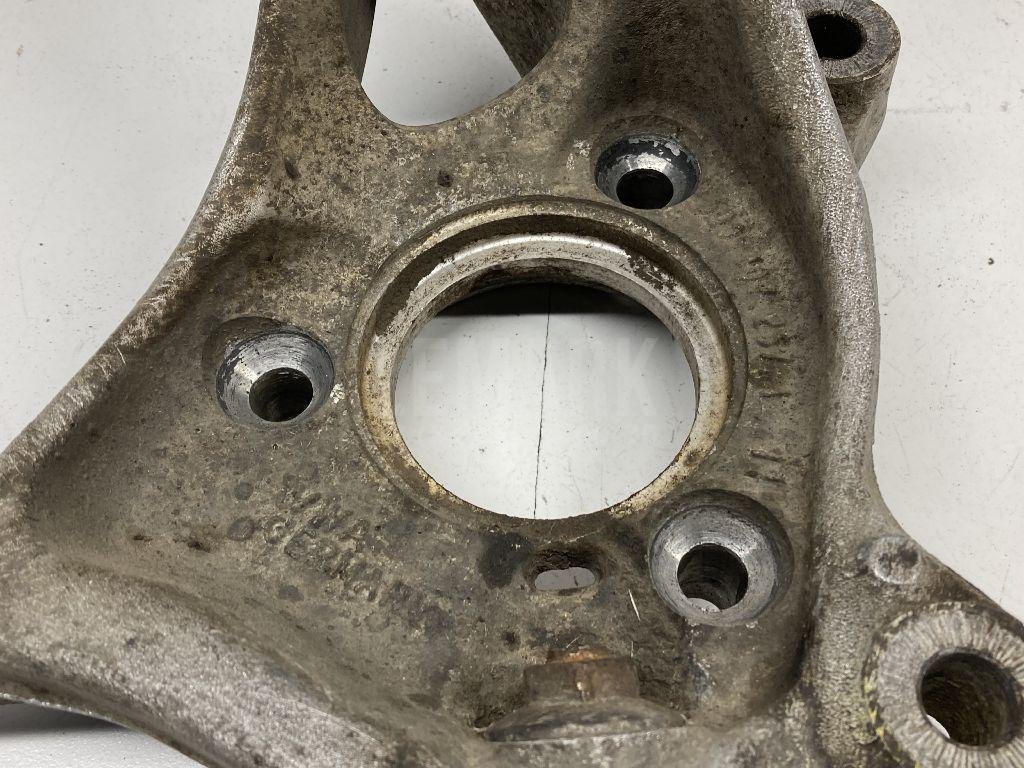 Кулак поворотный передний левый