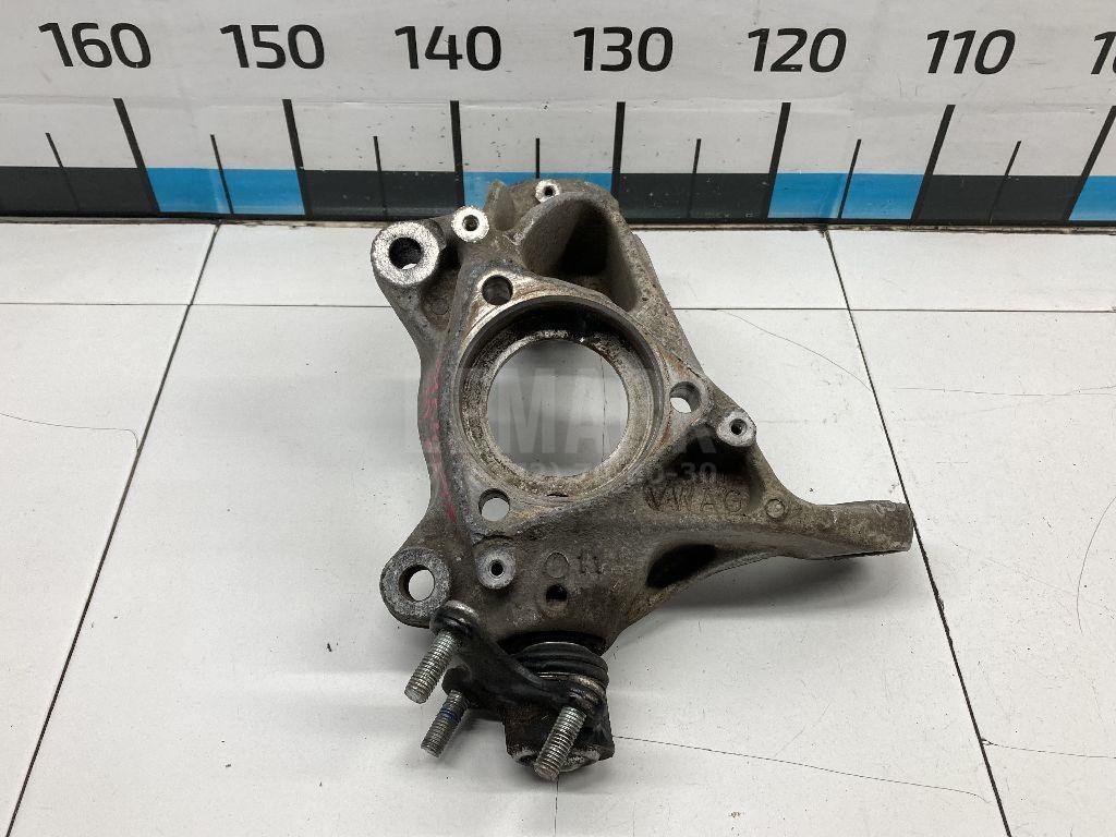 Кулак поворотный передний левый