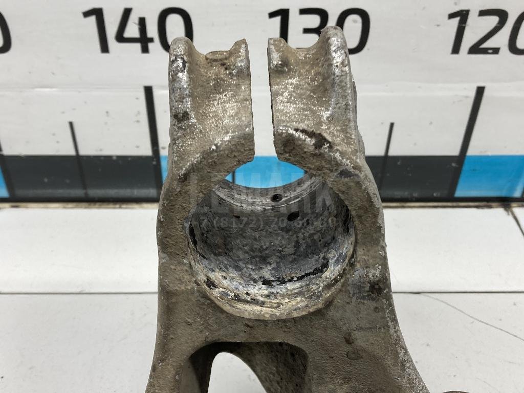 Кулак поворотный передний левый