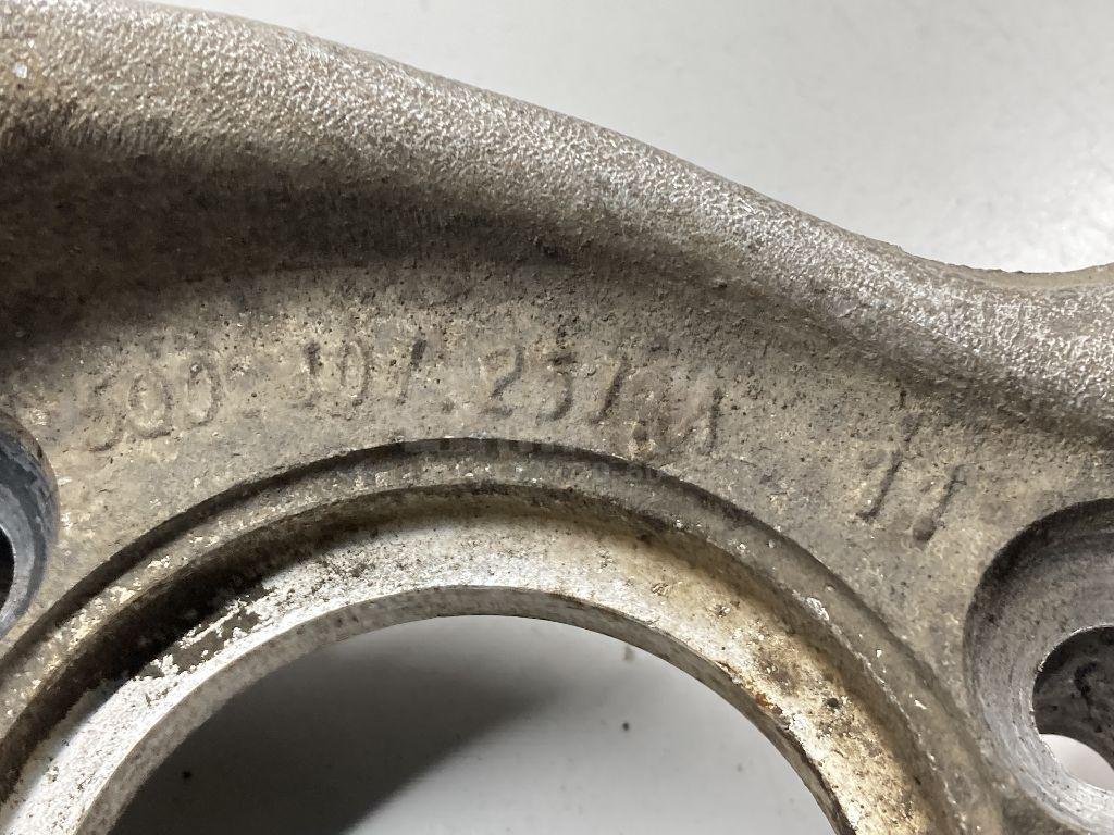 Кулак поворотный передний левый