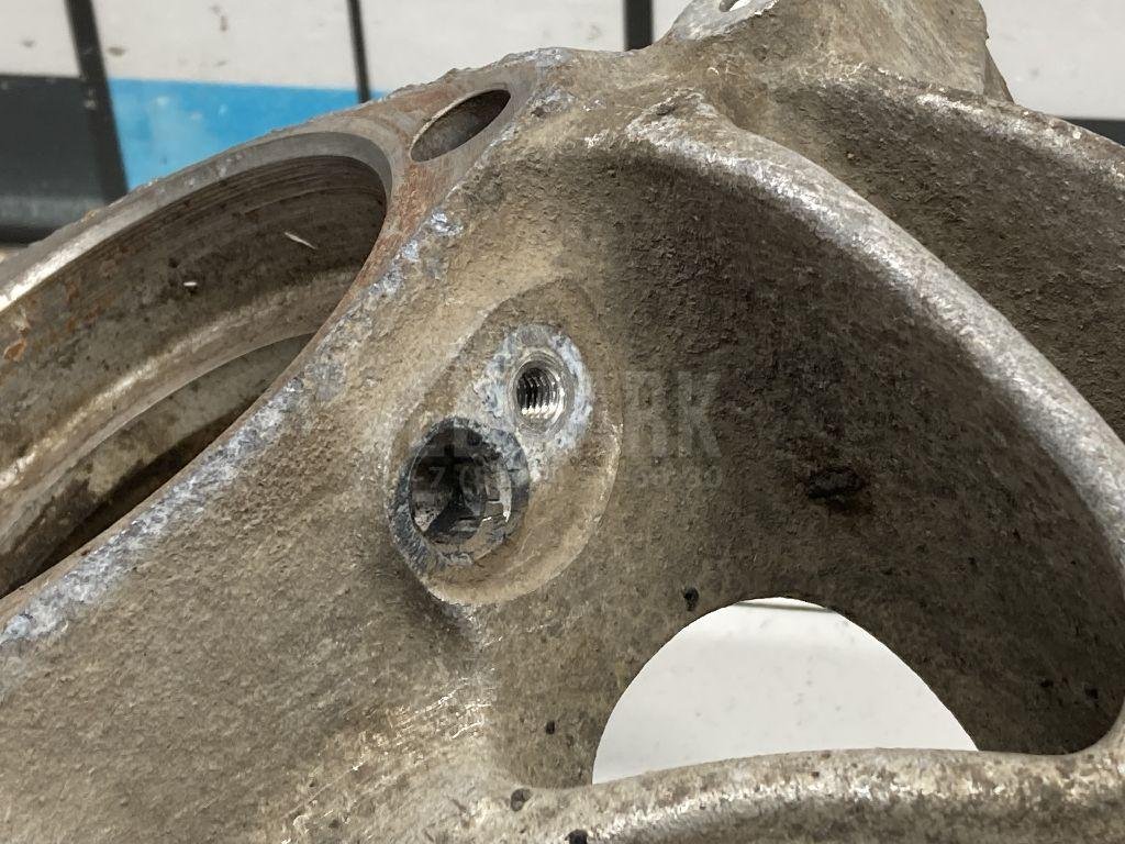 Кулак поворотный передний левый