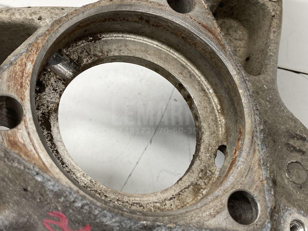 Кулак поворотный передний левый