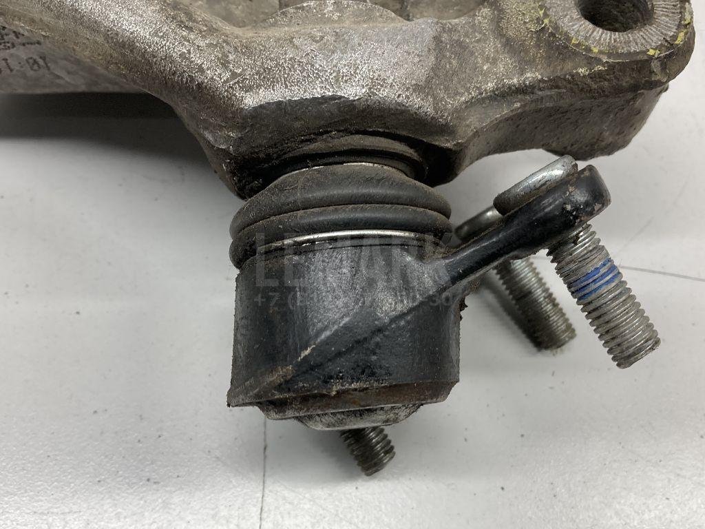 Кулак поворотный передний левый