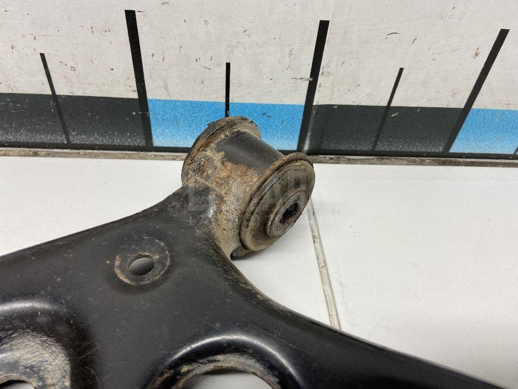 Рычаг передний левый