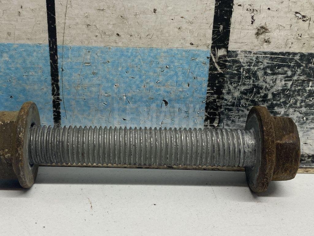 Болт заднего рычага