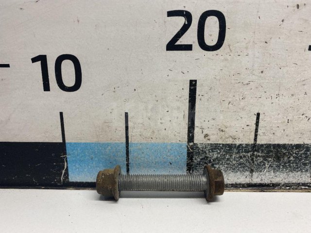 Болт заднего рычага