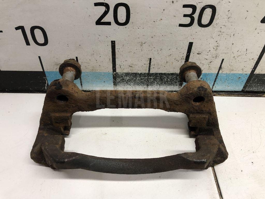 Скоба суппорта переднего левого